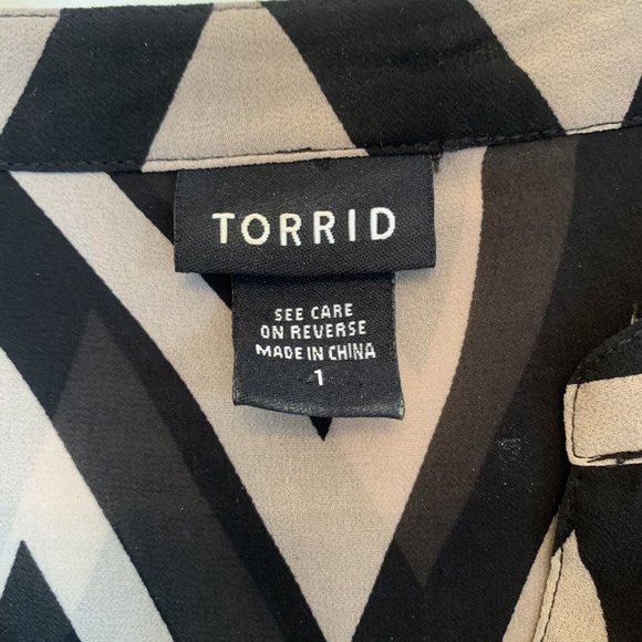 Torrid Women’s Blouse Plus Size 1 16/18 Black Zig Zag Semi Sheer Rouched Flown - Picture 4 of 8